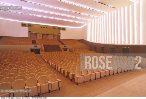 Localizzazione:..VENEZIA / ISOLA DEL LIDO..Oggetto:..Soggetto:..PALAZZO DEL CINEMA / SALA GRANDE..Cronologia: ..XX SECOLO..Definizione Culturale:..   Autore:....   Stile:..   Editori/Stampatori:..   Committenza:..Materia e Tecnica:....Collocazione:..Note:..LIDO..Riproduzione Fotografica:..Copyright:..Graziano Arici/Rosebud2 .Data:..1995..Costo:..A