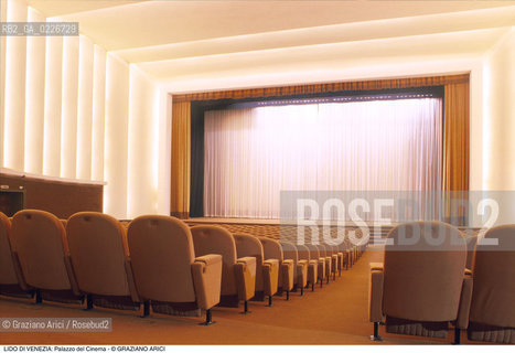 Localizzazione:..VENEZIA / ISOLA DEL LIDO..Oggetto:..Soggetto:..PALAZZO DEL CINEMA / SALA GRANDE..Cronologia: ..XX SECOLO..Definizione Culturale:..   Autore:....   Stile:..   Editori/Stampatori:..   Committenza:..Materia e Tecnica:....Collocazione:..Note:..LIDO..Riproduzione Fotografica:..Copyright:..Graziano Arici/Rosebud2 .Data:..1995..Costo:..A