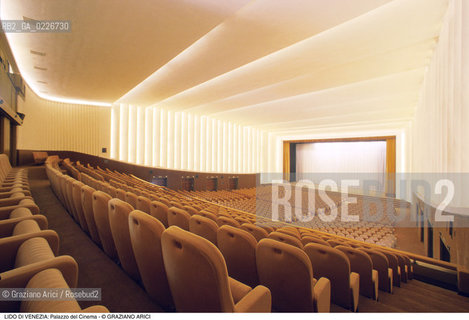 Localizzazione:..VENEZIA / ISOLA DEL LIDO..Oggetto:..Soggetto:..PALAZZO DEL CINEMA / SALA GRANDE..Cronologia: ..XX SECOLO..Definizione Culturale:..   Autore:....   Stile:..   Editori/Stampatori:..   Committenza:..Materia e Tecnica:....Collocazione:..Note:..LIDO..Riproduzione Fotografica:..Copyright:..Graziano Arici/Rosebud2 .Data:..1995..Costo:..A