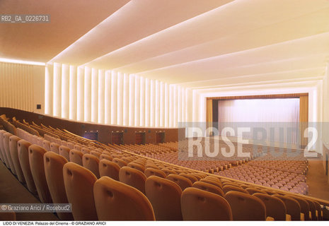 Localizzazione:..VENEZIA / ISOLA DEL LIDO..Oggetto:..Soggetto:..PALAZZO DEL CINEMA / SALA GRANDE..Cronologia: ..XX SECOLO..Definizione Culturale:..   Autore:....   Stile:..   Editori/Stampatori:..   Committenza:..Materia e Tecnica:....Collocazione:..Note:..LIDO..Riproduzione Fotografica:..Copyright:..Graziano Arici/Rosebud2 .Data:..1995..Costo:..A