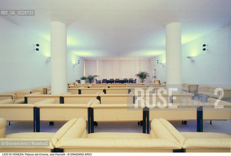 Localizzazione:..VENEZIA / ISOLA DEL LIDO..Oggetto:..Soggetto:..PALAZZO DEL CINEMA / SALA PASINETTI..Cronologia: ..XX SECOLO..Definizione Culturale:..   Autore:....   Stile:..   Editori/Stampatori:..   Committenza:..Materia e Tecnica:....Collocazione:..Note:..LIDO..Riproduzione Fotografica:..Copyright:..Graziano Arici/Rosebud2 .Data:..1995..Costo:..A