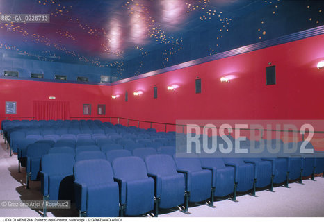 Localizzazione:..VENEZIA / ISOLA DEL LIDO..Oggetto:..Soggetto:..PALAZZO DEL CINEMA / SALA VOLPI..Cronologia: ..XX SECOLO..Definizione Culturale:..   Autore:....   Stile:..   Editori/Stampatori:..   Committenza:..Materia e Tecnica:....Collocazione:..Note:..LIDO..Riproduzione Fotografica:..Copyright:..Graziano Arici/Rosebud2 .Data:..1995..Costo:..A