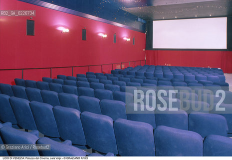 Localizzazione:..VENEZIA / ISOLA DEL LIDO..Oggetto:..Soggetto:..PALAZZO DEL CINEMA / SALA VOLPI..Cronologia: ..XX SECOLO..Definizione Culturale:..   Autore:....   Stile:..   Editori/Stampatori:..   Committenza:..Materia e Tecnica:....Collocazione:..Note:..LIDO..Riproduzione Fotografica:..Copyright:..Graziano Arici/Rosebud2 .Data:..1995..Costo:..A