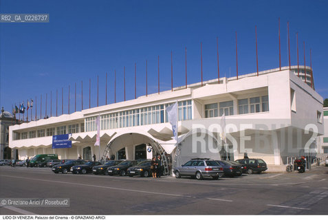 Localizzazione:..VENEZIA / ISOLA DEL LIDO..Oggetto:..Soggetto:..PALAZZO DEL CINEMA..Cronologia: ..XX SECOLO..Definizione Culturale:..   Autore:....   Stile:..   Editori/Stampatori:..   Committenza:..Materia e Tecnica:....Collocazione:..Note:..LIDO..Riproduzione Fotografica:..Copyright:..Graziano Arici/Rosebud2 .Data:..1995..Costo:..A