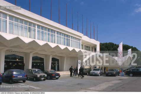 Localizzazione:..VENEZIA / ISOLA DEL LIDO..Oggetto:..Soggetto:..PALAZZO DEL CINEMA..Cronologia: ..XX SECOLO..Definizione Culturale:..   Autore:....   Stile:..   Editori/Stampatori:..   Committenza:..Materia e Tecnica:....Collocazione:..Note:..LIDO..Riproduzione Fotografica:..Copyright:..Graziano Arici/Rosebud2 .Data:..1995..Costo:..A