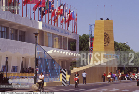 Localizzazione:..VENEZIA / ISOLA DEL LIDO..Oggetto:..Soggetto:..PALAZZO DELLA MOSTRA DEL CINEMA..Cronologia: ..XX SECOLO..Definizione Culturale:..   Autore:....   Stile:..   Editori/Stampatori:..   Committenza:..Materia e Tecnica:....Collocazione:..Note:..LIDO..Riproduzione Fotografica:..Copyright:..Graziano Arici/Rosebud2 .Data:..1993..Costo:..A