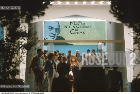 Localizzazione:..VENEZIA / ISOLA DEL LIDO..Oggetto:..Soggetto:..PALAZZO DELLA MOSTRA DEL CINEMA / FEDERICO FELLINI..Cronologia: ....Definizione Culturale:..   Autore:....   Stile:..   Editori/Stampatori:..   Committenza:..Materia e Tecnica:....Collocazione:..Note:..LIDO..Riproduzione Fotografica:..Copyright:..Graziano Arici/Rosebud2 .Data:..1993..Costo:..A