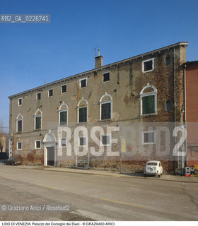 Localizzazione:..VENEZIA / ISOLA DEL LIDO..Oggetto:..Soggetto:..PALAZZO DEL CONSIGLIO DEI DIECI..Cronologia: ..XVI SECOLO..Definizione Culturale:..   Autore:....   Stile:....   Editori/Stampatori:..   Committenza:..Materia e Tecnica:....Collocazione:..Note:..LIDO..Riproduzione Fotografica:..Copyright:..Graziano Arici/Rosebud2 .Data:..1995..Costo:..A