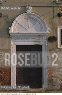 Localizzazione:..VENEZIA / ISOLA DEL LIDO..Oggetto:..Soggetto:..PALAZZO DEL CONSIGLIO DEI DIECI / PORTALE..Cronologia: ..XVI SECOLO..Definizione Culturale:..   Autore:....   Stile:....   Editori/Stampatori:..   Committenza:..Materia e Tecnica:....Collocazione:..Note:..LIDO..Riproduzione Fotografica:..Copyright:..Graziano Arici/Rosebud2 .Data:..1995..Costo:..A