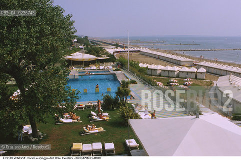 Localizzazione:..VENEZIA / ISOLA DEL LIDO..Oggetto:..Soggetto:..PISCINA E SPIAGGIA DELL HOTEL EXCELSIOR / MARE ADRIATICO..Cronologia: ....Definizione Culturale:..   Autore:....   Stile:..   Editori/Stampatori:..   Committenza:..Materia e Tecnica:....Collocazione:..Note:..LIDO..Riproduzione Fotografica:..Copyright:..Graziano Arici/Rosebud2 .Data:..1995..Costo:..A