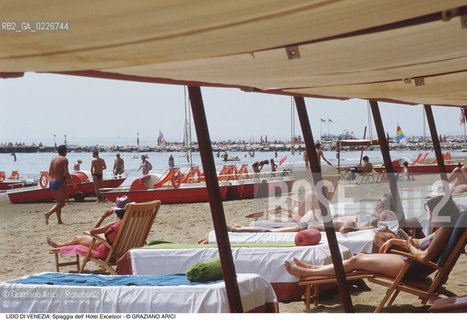 Localizzazione:..VENEZIA / ISOLA DEL LIDO..Oggetto:..Soggetto:..SPIAGGIA DELL HOTEL EXCELSIOR / CAPANNE..Cronologia: ....Definizione Culturale:..   Autore:....   Stile:..   Editori/Stampatori:..   Committenza:..Materia e Tecnica:....Collocazione:..Note:..LIDO..Riproduzione Fotografica:..Copyright:..Graziano Arici/Rosebud2 .Data:..1995..Costo:..A