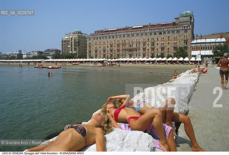 Localizzazione:..VENEZIA / ISOLA DEL LIDO..Oggetto:..Soggetto:..SPIAGGIA DELL HOTEL EXCELSIOR / BIKINI DIGA..Cronologia: ....Definizione Culturale:..   Autore:....   Stile:..   Editori/Stampatori:..   Committenza:..Materia e Tecnica:....Collocazione:..Note:..LIDO..Riproduzione Fotografica:..Copyright:..Graziano Arici/Rosebud2 .Data:..1995..Costo:..A