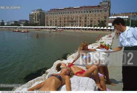 Localizzazione:..VENEZIA / ISOLA DEL LIDO..Oggetto:..Soggetto:..SPIAGGIA DELL HOTEL EXCELSIOR / DIGA CAMERIERE BIKINI..Cronologia: ....Definizione Culturale:..   Autore:....   Stile:..   Editori/Stampatori:..   Committenza:..Materia e Tecnica:....Collocazione:..Note:..LIDO..Riproduzione Fotografica:..Copyright:..Graziano Arici/Rosebud2 .Data:..1995..Costo:..A