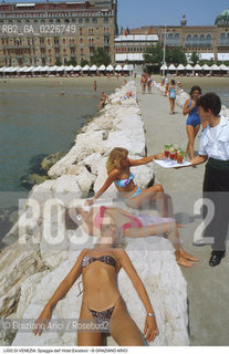 Localizzazione:..VENEZIA / ISOLA DEL LIDO..Oggetto:..Soggetto:..SPIAGGIA DELL HOTEL EXCELSIOR / DIGA CAMERIERE BIKINI..Cronologia: ....Definizione Culturale:..   Autore:....   Stile:..   Editori/Stampatori:..   Committenza:..Materia e Tecnica:....Collocazione:..Note:..LIDO..Riproduzione Fotografica:..Copyright:..Graziano Arici/Rosebud2 .Data:..1995..Costo:..A