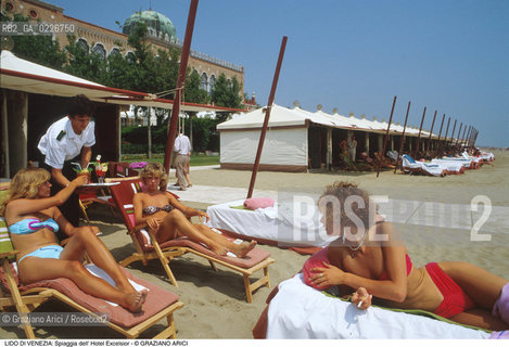 Localizzazione:..VENEZIA / ISOLA DEL LIDO..Oggetto:..Soggetto:..SPIAGGIA DELL HOTEL EXCELSIOR / CAPANNE CAMERIERE BIKINI..Cronologia: ....Definizione Culturale:..   Autore:....   Stile:..   Editori/Stampatori:..   Committenza:..Materia e Tecnica:....Collocazione:..Note:..LIDO..Riproduzione Fotografica:..Copyright:..Graziano Arici/Rosebud2 .Data:..1995..Costo:..A