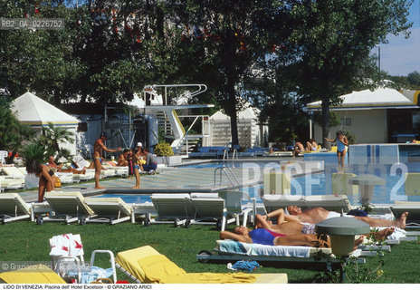 Localizzazione:..VENEZIA / ISOLA DEL LIDO..Oggetto:..Soggetto:..PISCINA DELL HOTEL EXCELSIOR..Cronologia: ....Definizione Culturale:..   Autore:....   Stile:..   Editori/Stampatori:..   Committenza:..Materia e Tecnica:....Collocazione:..Note:..LIDO..Riproduzione Fotografica:..Copyright:..Graziano Arici/Rosebud2 .Data:..1995..Costo:..A