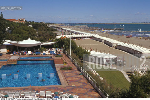 Localizzazione:..VENEZIA / ISOLA DEL LIDO..Oggetto:..Soggetto:..PISCINA E SPIAGGIA DELL HOTEL EXCELSIOR / MARE ADRIATICO..Cronologia: ....Definizione Culturale:..   Autore:....   Stile:..   Editori/Stampatori:..   Committenza:..Materia e Tecnica:....Collocazione:..Note:..LIDO..Riproduzione Fotografica:..Copyright:..Graziano Arici/Rosebud2 .Data:..1995..Costo:..A