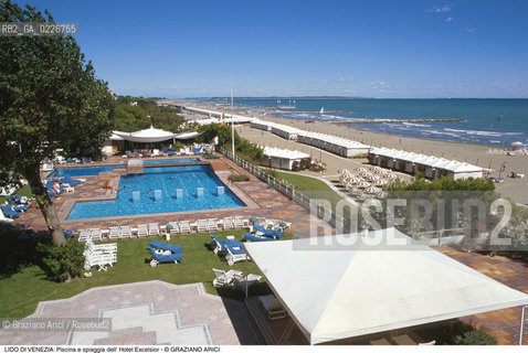 Localizzazione:..VENEZIA / ISOLA DEL LIDO..Oggetto:..Soggetto:..PISCINA E SPIAGGIA DELL HOTEL EXCELSIOR / MARE ADRIATICO..Cronologia: ....Definizione Culturale:..   Autore:....   Stile:..   Editori/Stampatori:..   Committenza:..Materia e Tecnica:....Collocazione:..Note:..LIDO..Riproduzione Fotografica:..Copyright:..Graziano Arici/Rosebud2 .Data:..1995..Costo:..A
