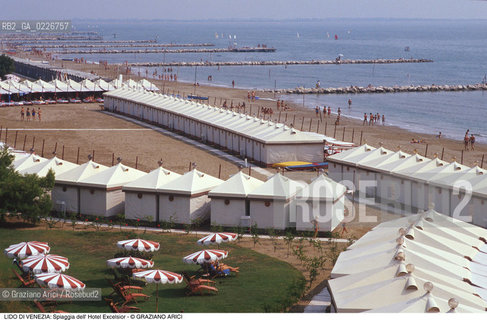 Localizzazione:..VENEZIA / ISOLA DEL LIDO..Oggetto:..Soggetto:..SPIAGGIA DELL HOTEL EXCELSIOR / CAPANNE MARE ADRIATICO..Cronologia: ....Definizione Culturale:..   Autore:....   Stile:..   Editori/Stampatori:..   Committenza:..Materia e Tecnica:....Collocazione:..Note:..LIDO..Riproduzione Fotografica:..Copyright:..Graziano Arici/Rosebud2 .Data:..1995..Costo:..A
