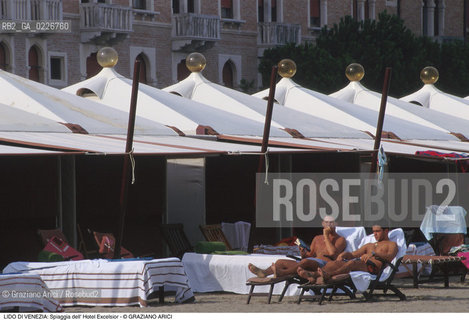 Localizzazione:..VENEZIA / ISOLA DEL LIDO..Oggetto:..Soggetto:..SPIAGGIA DELL HOTEL EXCELSIOR / CAPANNE..Cronologia: ....Definizione Culturale:..   Autore:....   Stile:..   Editori/Stampatori:..   Committenza:..Materia e Tecnica:....Collocazione:..Note:..LIDO..Riproduzione Fotografica:..Copyright:..Graziano Arici/Rosebud2 .Data:..1995..Costo:..A