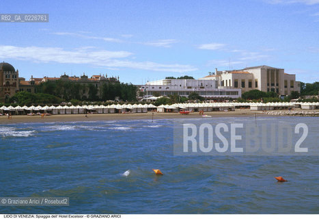 Localizzazione:..VENEZIA / ISOLA DEL LIDO..Oggetto:..Soggetto:..SPIAGGIA DELL HOTEL EXCELSIOR / PALAZZO DEL CINEMA CASINO..Cronologia: ....Definizione Culturale:..   Autore:....   Stile:..   Editori/Stampatori:..   Committenza:..Materia e Tecnica:....Collocazione:..Note:..LIDO..Riproduzione Fotografica:..Copyright:..Graziano Arici/Rosebud2 .Data:..1995..Costo:..A