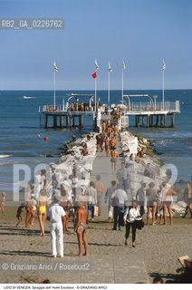 Localizzazione:..VENEZIA / ISOLA DEL LIDO..Oggetto:..Soggetto:..SPIAGGIA DELL HOTEL EXCELSIOR / DIGA MARE ADRIATICO..Cronologia: ....Definizione Culturale:..   Autore:....   Stile:..   Editori/Stampatori:..   Committenza:..Materia e Tecnica:....Collocazione:..Note:..LIDO..Riproduzione Fotografica:..Copyright:..Graziano Arici/Rosebud2 .Data:..1995..Costo:..A