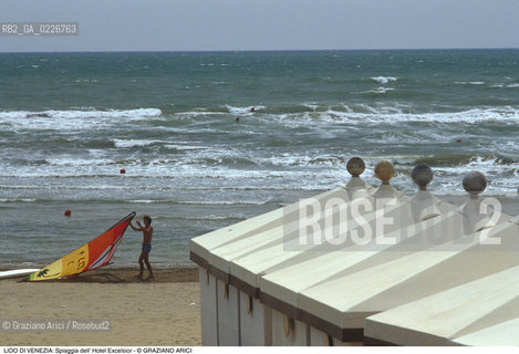 Localizzazione:..VENEZIA / ISOLA DEL LIDO..Oggetto:..Soggetto:..SPIAGGIA DELL HOTEL EXCELSIOR / CAPANNE WIND SURF MARE ADRIATICO..Cronologia: ....Definizione Culturale:..   Autore:....   Stile:..   Editori/Stampatori:..   Committenza:..Materia e Tecnica:....Collocazione:..Note:..LIDO..Riproduzione Fotografica:..Copyright:..Graziano Arici/Rosebud2 .Data:..1995..Costo:..A