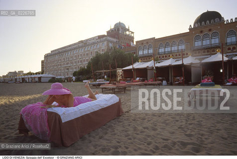 Localizzazione:..VENEZIA / ISOLA DEL LIDO..Oggetto:..Soggetto:..SPIAGGIA DELL HOTEL EXCELSIOR / CAPANNE ..Cronologia: ....Definizione Culturale:..   Autore:....   Stile:..   Editori/Stampatori:..   Committenza:..Materia e Tecnica:....Collocazione:..Note:..LIDO..Riproduzione Fotografica:..Copyright:..Graziano Arici/Rosebud2 .Data:..1995..Costo:..A