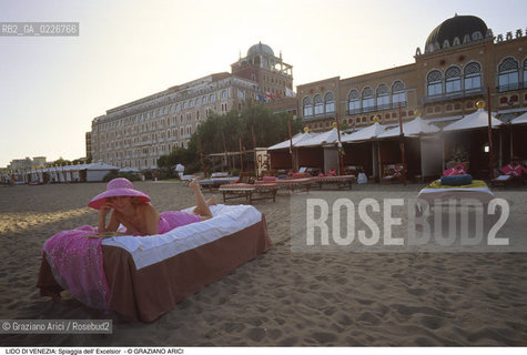Localizzazione:..VENEZIA / ISOLA DEL LIDO..Oggetto:..Soggetto:..SPIAGGIA DELL HOTEL EXCELSIOR / CAPANNE ..Cronologia: ....Definizione Culturale:..   Autore:....   Stile:..   Editori/Stampatori:..   Committenza:..Materia e Tecnica:....Collocazione:..Note:..LIDO..Riproduzione Fotografica:..Copyright:..Graziano Arici/Rosebud2 .Data:..1995..Costo:..A