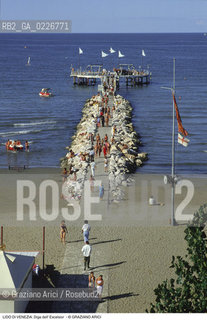 Localizzazione:..VENEZIA / ISOLA DEL LIDO..Oggetto:..Soggetto:..DIGA DELLA SPIAGGIA EXCELSIOR / MARE ADRIATICO..Cronologia: ....Definizione Culturale:..   Autore:....   Stile:....   Editori/Stampatori:..   Committenza:..Materia e Tecnica:....Collocazione:..Note:..LIDO..Riproduzione Fotografica:..Copyright:..Graziano Arici/Rosebud2 .Data:..1995..Costo:..A