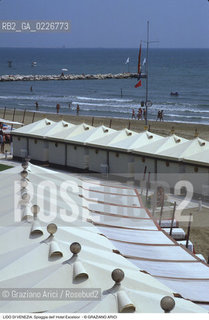 Localizzazione:..VENEZIA / ISOLA DEL LIDO..Oggetto:..Soggetto:..SPIAGGIA DELL HOTEL EXCELSIOR / MARE ADRIATICO CAPANNE..Cronologia: ....Definizione Culturale:..   Autore:....   Stile:....   Editori/Stampatori:..   Committenza:..Materia e Tecnica:....Collocazione:..Note:..LIDO..Riproduzione Fotografica:..Copyright:..Graziano Arici/Rosebud2 .Data:..1995..Costo:..A