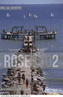 Localizzazione:..VENEZIA / ISOLA DEL LIDO..Oggetto:..Soggetto:..DIGA DELL EXCELSIOR / MARE ADRIATICO..Cronologia: ....Definizione Culturale:..   Autore:....   Stile:....   Editori/Stampatori:..   Committenza:..Materia e Tecnica:....Collocazione:..Note:..LIDO..Riproduzione Fotografica:..Copyright:..Graziano Arici/Rosebud2 .Data:..1995..Costo:..A