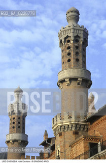 Localizzazione:..VENEZIA / ISOLA DEL LIDO..Oggetto:..Soggetto:..HOTEL EXCELSIOR / TORRETTE..Cronologia: ..XX SECOLO..Definizione Culturale:..   Autore:..GIOVANNI SARDI..   Stile:..MORESCO..   Editori/Stampatori:..   Committenza:..Materia e Tecnica:....Collocazione:..Note:..LIDO..Riproduzione Fotografica:..Copyright:..Graziano Arici/Rosebud2 .Data:..1995..Costo:..A