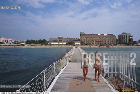 Localizzazione:..VENEZIA / ISOLA DEL LIDO..Oggetto:..Soggetto:..DIGA DELL HOTEL EXCELSIOR / SPIAGGIA..Cronologia: ....Definizione Culturale:..   Autore:....   Stile:....   Editori/Stampatori:..   Committenza:..Materia e Tecnica:....Collocazione:..Note:..LIDO..Riproduzione Fotografica:..Copyright:..Graziano Arici/Rosebud2 .Data:..1995..Costo:..A
