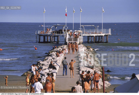 Localizzazione:..VENEZIA / ISOLA DEL LIDO..Oggetto:..Soggetto:..DIGA DELL EXCELSIOR /  MARE ADRIATICO..Cronologia: ....Definizione Culturale:..   Autore:....   Stile:..   Editori/Stampatori:..   Committenza:..Materia e Tecnica:....Collocazione:..Note:..LIDO..Riproduzione Fotografica:..Copyright:..Graziano Arici/Rosebud2 .Data:..1995..Costo:..A