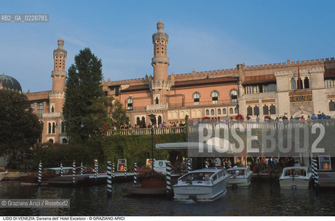 Localizzazione:..VENEZIA / ISOLA DEL LIDO..Oggetto:..Soggetto:..DARSENA DELL HOTEL EXCELSIOR..Cronologia: ....Definizione Culturale:..   Autore:....   Stile:..   Editori/Stampatori:..   Committenza:..Materia e Tecnica:....Collocazione:..Note:..LIDO..Riproduzione Fotografica:..Copyright:..Graziano Arici/Rosebud2 .Data:..1999..Costo:..A