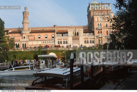 Localizzazione:..VENEZIA / ISOLA DEL LIDO..Oggetto:..Soggetto:..DARSENA DELL HOTEL EXCELSIOR..Cronologia: ....Definizione Culturale:..   Autore:....   Stile:..   Editori/Stampatori:..   Committenza:..Materia e Tecnica:....Collocazione:..Note:..LIDO..Riproduzione Fotografica:..Copyright:..Graziano Arici/Rosebud2 .Data:..1999..Costo:..A