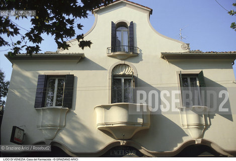 Localizzazione:..VENEZIA / ISOLA DEL LIDO..Oggetto:..Soggetto:..CASA DEL FARMACISTA..Cronologia: ..XX SECOLO..Definizione Culturale:..   Autore:..BRENNO DEL GIUDICE..   Stile:..LIBERTY NEOROCOCO..   Editori/Stampatori:..   Committenza:..Materia e Tecnica:....Collocazione:..Note:..LIDO..Riproduzione Fotografica:..Copyright:..Graziano Arici/Rosebud2 .Data:..1995..Costo:..A
