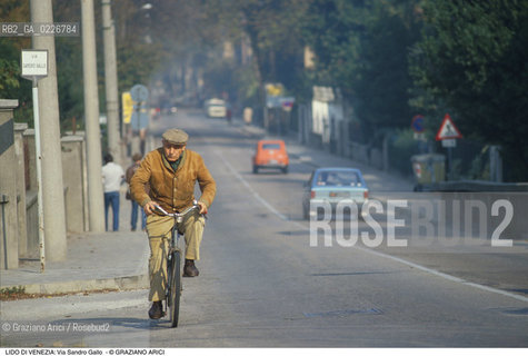 Localizzazione:..VENEZIA / ISOLA DEL LIDO..Oggetto:..Soggetto:..VIA SANDRO GALLO BICICLETTA..Cronologia: ....Definizione Culturale:..   Autore:....   Stile:..   Editori/Stampatori:..   Committenza:..Materia e Tecnica:....Collocazione:..Note:..LIDO..Riproduzione Fotografica:..Copyright:..Graziano Arici/Rosebud2 .Data:..1985..Costo:..A