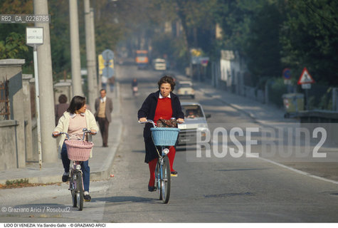 Localizzazione:..VENEZIA / ISOLA DEL LIDO..Oggetto:..Soggetto:..VIA SANDRO GALLO BICICLETTA..Cronologia: ....Definizione Culturale:..   Autore:....   Stile:..   Editori/Stampatori:..   Committenza:..Materia e Tecnica:....Collocazione:..Note:..LIDO..Riproduzione Fotografica:..Copyright:..Graziano Arici/Rosebud2 .Data:..1985..Costo:..A