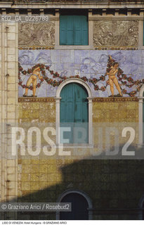 Localizzazione:..VENEZIA / ISOLA DEL LIDO..Oggetto:..Soggetto:..HOTEL HUNGARIA / DECORAZIONE CERAMICHE..Cronologia: ..XX SECOLO..Definizione Culturale:..   Autore:....   Stile:..LIBERTY..   Editori/Stampatori:..   Committenza:..Materia e Tecnica:....Collocazione:..Note:..LIDO..Riproduzione Fotografica:..Copyright:..Graziano Arici/Rosebud2 .Data:..1995..Costo:..A
