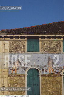 Localizzazione:..VENEZIA / ISOLA DEL LIDO..Oggetto:..Soggetto:..HOTEL HUNGARIA / DECORAZIONE CERAMICHE..Cronologia: ..XX SECOLO..Definizione Culturale:..   Autore:....   Stile:..LIBERTY..   Editori/Stampatori:..   Committenza:..Materia e Tecnica:....Collocazione:..Note:..LIDO..Riproduzione Fotografica:..Copyright:..Graziano Arici/Rosebud2 .Data:..1995..Costo:..A