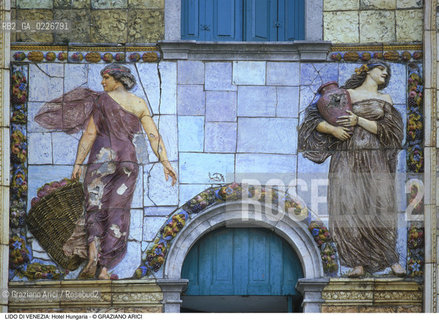 Localizzazione:..VENEZIA / ISOLA DEL LIDO..Oggetto:..Soggetto:..HOTEL HUNGARIA / DECORAZIONE CERAMICHE..Cronologia: ..XX SECOLO..Definizione Culturale:..   Autore:....   Stile:..LIBERTY..   Editori/Stampatori:..   Committenza:..Materia e Tecnica:....Collocazione:..Note:..LIDO..Riproduzione Fotografica:..Copyright:..Graziano Arici/Rosebud2 .Data:..1995..Costo:..A