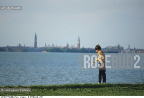 Localizzazione:..VENEZIA / ISOLA DEL LIDO..Oggetto:..Soggetto:..VERSO LA LAGUNA BAMBINO PESCA..Cronologia: ....Definizione Culturale:..   Autore:....   Stile:..   Editori/Stampatori:..   Committenza:..Materia e Tecnica:....Collocazione:..Note:..LIDO..Riproduzione Fotografica:..Copyright:..Graziano Arici/Rosebud2 .Data:..1995..Costo:..A