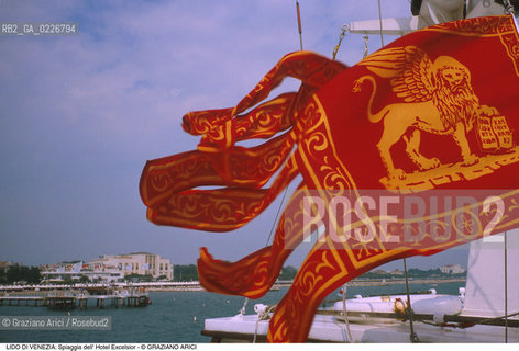 Localizzazione:..VENEZIA / ISOLA DEL LIDO..Oggetto:..Soggetto:..LEONE DI S. MARCO BANDIERA SPIAGGIA DELL HOTEL EXCELSIOR..Cronologia: ....Definizione Culturale:..   Autore:....   Stile:..   Editori/Stampatori:..   Committenza:..Materia e Tecnica:....Collocazione:..Note:..LIDO..Riproduzione Fotografica:..Copyright:..Graziano Arici/Rosebud2 .Data:..1995..Costo:..A