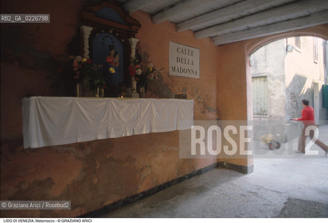 Localizzazione:..VENEZIA / ISOLA DEL LIDO..Oggetto:..Soggetto:..MALAMOCCO / CALLE DELLA MADONNA CAPITELLO..Cronologia: ....Definizione Culturale:..   Autore:....   Stile:..   Editori/Stampatori:..   Committenza:..Materia e Tecnica:....Collocazione:..Note:..LIDO..Riproduzione Fotografica:..Copyright:..Graziano Arici/Rosebud2 .Data:..1995..Costo:..A