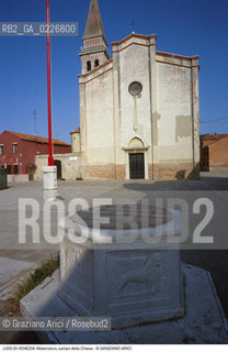 Localizzazione:..VENEZIA / ISOLA DEL LIDO..Oggetto:..Soggetto:..MALAMOCCO / CAMPO DELLA CHIESA S. MARIA ASSUNTA / VERA DA POZZO LEONE DI S. MARCO..Cronologia: ..XV XVI SECOLO..Definizione Culturale:..   Autore:....   Stile:..GOTICO..   Editori/Stampatori:..   Committenza:..Materia e Tecnica:....Collocazione:..Note:..LIDO..Riproduzione Fotografica:..Copyright:..Graziano Arici/Rosebud2 .Data:..1995..Costo:..A