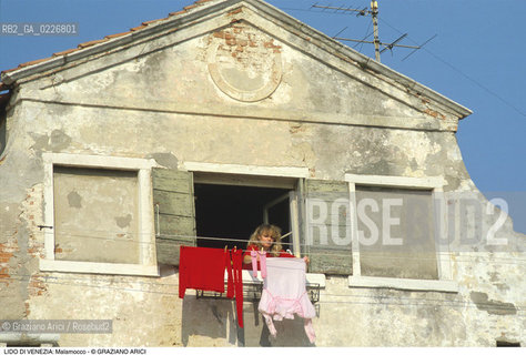 Localizzazione:..VENEZIA / ISOLA DEL LIDO..Oggetto:..Soggetto:..MALAMOCCO / CASA BUCATO..Cronologia: ....Definizione Culturale:..   Autore:....   Stile:....   Editori/Stampatori:..   Committenza:..Materia e Tecnica:....Collocazione:..Note:..LIDO..Riproduzione Fotografica:..Copyright:..Graziano Arici/Rosebud2 .Data:..1995..Costo:..A