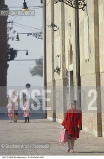 Localizzazione:..VENEZIA / ISOLA DEL LIDO..Oggetto:..Soggetto:..MALAMOCCO / BAMBINI..Cronologia: ....Definizione Culturale:..   Autore:....   Stile:..   Editori/Stampatori:..   Committenza:..Materia e Tecnica:....Collocazione:..Note:..LIDO..Riproduzione Fotografica:..Copyright:..Graziano Arici/Rosebud2 .Data:..1995..Costo:..A