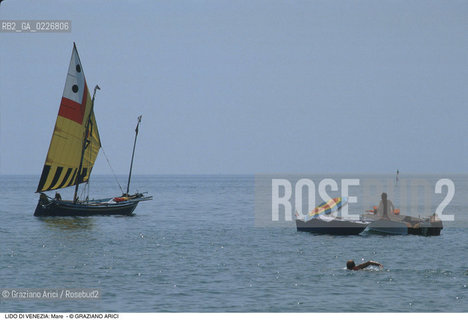 Localizzazione:..VENEZIA / ISOLA DEL LIDO..Oggetto:..Soggetto:..MARE ADRIATICO BARCA A VELA..Cronologia: ....Definizione Culturale:..   Autore:....   Stile:..   Editori/Stampatori:..   Committenza:..Materia e Tecnica:....Collocazione:..Note:..LIDO..Riproduzione Fotografica:..Copyright:..Graziano Arici/Rosebud2 .Data:..1985..Costo:..A